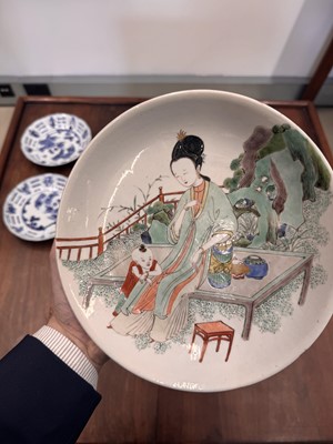 Lot 24 - A fine Chinese famille-verte ‘lady and child’ dish, Qing dynasty, Kangxi period