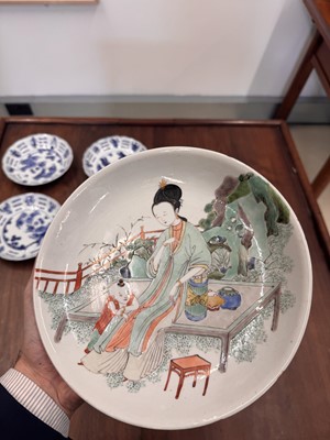Lot 24 - A fine Chinese famille-verte ‘lady and child’ dish, Qing dynasty, Kangxi period
