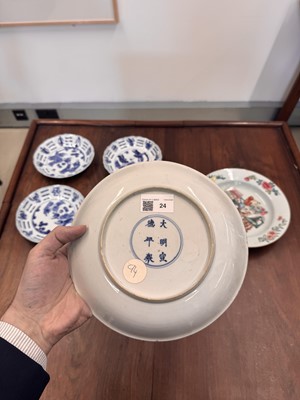 Lot 24 - A fine Chinese famille-verte ‘lady and child’ dish, Qing dynasty, Kangxi period