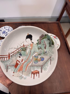 Lot 24 - A fine Chinese famille-verte ‘lady and child’ dish, Qing dynasty, Kangxi period