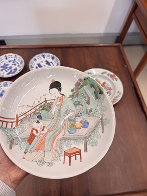 Lot 24 - A fine Chinese famille-verte ‘lady and child’ dish, Qing dynasty, Kangxi period