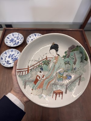 Lot 24 - A fine Chinese famille-verte ‘lady and child’ dish, Qing dynasty, Kangxi period