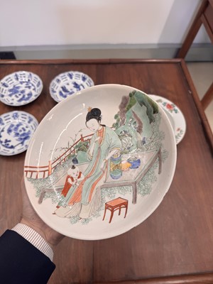 Lot 24 - A fine Chinese famille-verte ‘lady and child’ dish, Qing dynasty, Kangxi period
