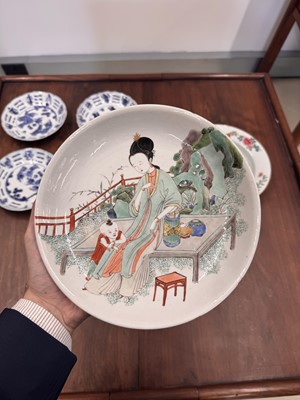 Lot 24 - A fine Chinese famille-verte ‘lady and child’ dish, Qing dynasty, Kangxi period