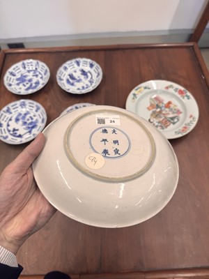 Lot 24 - A fine Chinese famille-verte ‘lady and child’ dish, Qing dynasty, Kangxi period