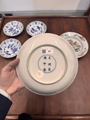 Lot 24 - A fine Chinese famille-verte ‘lady and child’ dish, Qing dynasty, Kangxi period