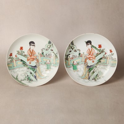 Lot 21 - A fine pair of Chinese famille-verte ‘lady and child’ dishes, Qing dynasty, Kangxi period