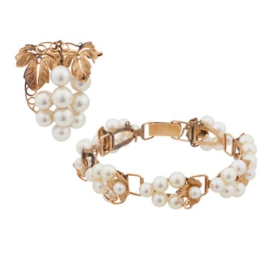 Lot 418 - A cultured pearl bracelet & brooch / pendant