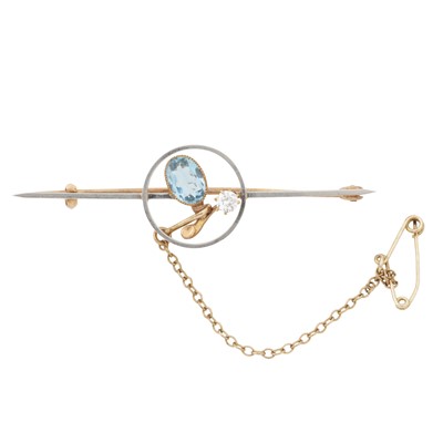 Lot 34 - An aquamarine and diamond brooch