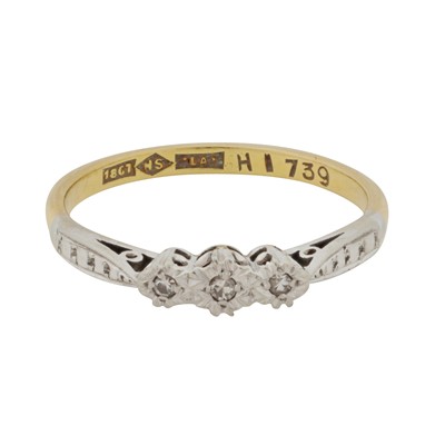 Lot 452 - A diamond three stone ring
