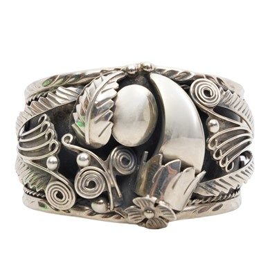 Lot 136 - A bangle