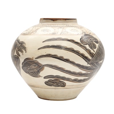 Lot 479 - A Chinese Cizhou-type incised painted 'phoenix' jar, 20th century
