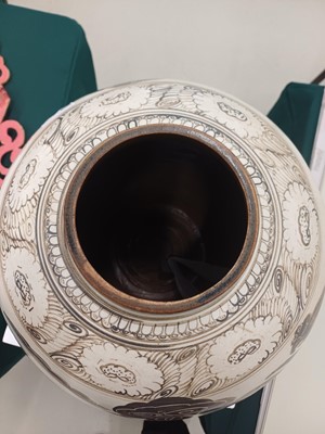 Lot 479 - A Chinese Cizhou-type incised painted 'phoenix' jar, 20th century