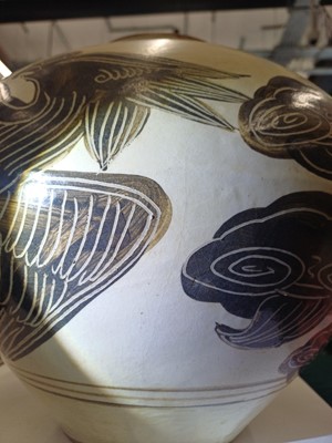 Lot 479 - A Chinese Cizhou-type incised painted 'phoenix' jar, 20th century
