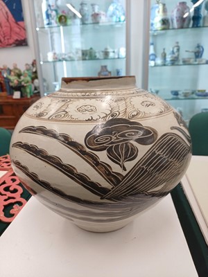 Lot 479 - A Chinese Cizhou-type incised painted 'phoenix' jar, 20th century