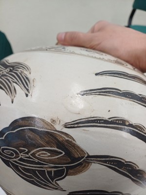 Lot 479 - A Chinese Cizhou-type incised painted 'phoenix' jar, 20th century