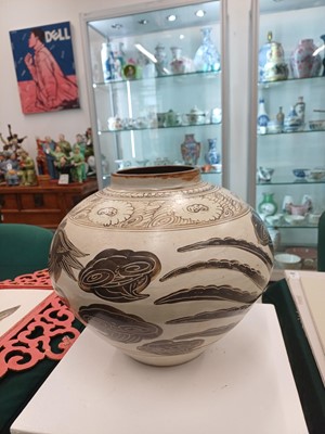 Lot 479 - A Chinese Cizhou-type incised painted 'phoenix' jar, 20th century