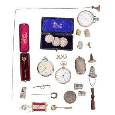 Lot 712 - A mixed collection of desk findings to include gold and silver