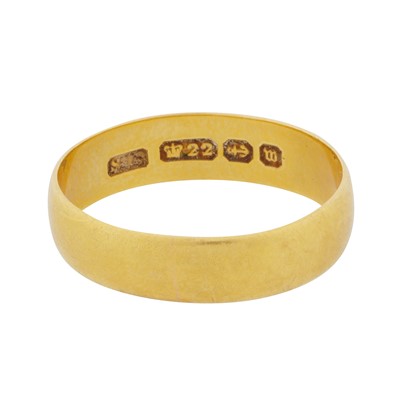Lot 370 - A band ring