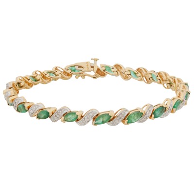 Lot 461 - An emerald and diamond bracelet