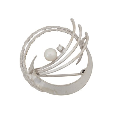 Lot 71 - A pearl and white sapphire brooch