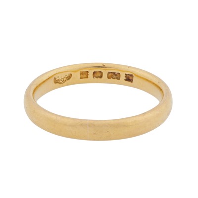 Lot 312 - A band ring