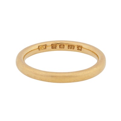 Lot 313 - A band ring