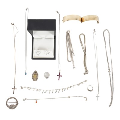 Lot 493 - A collection of silver jewellery