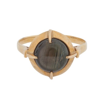 Lot 247 - A cat's eye sapphire single stone ring