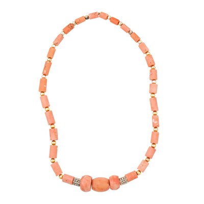 Lot 469 - A single strand coral necklace