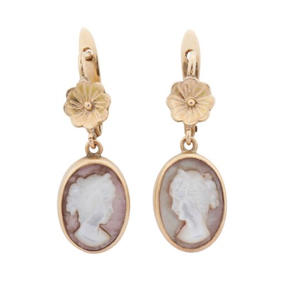 Lot 223 - A pair of mother of pearl pendent earrings