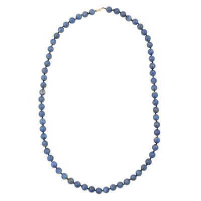 Lot 26 - A lapis lazuli necklace