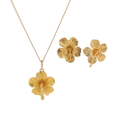 Lot 311 - A flower pendant necklace and earrings suite