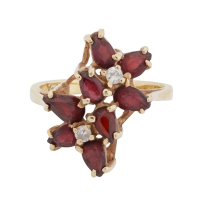 Lot 46 - A garnet and diamond ring
