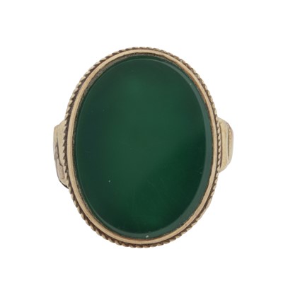 Lot 200 - A green calcedony ring