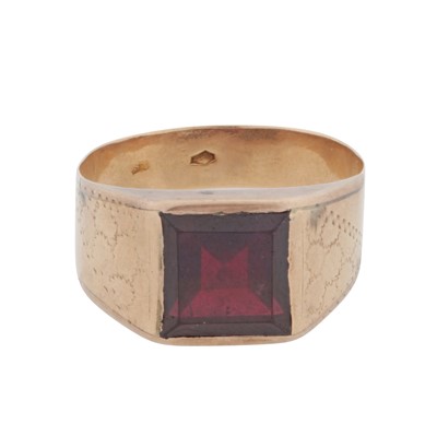 Lot 47 - A garnet ring