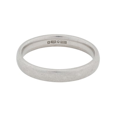 Lot 141 - A platinum band ring