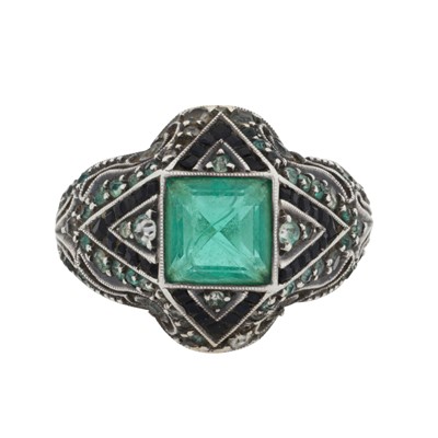 Lot 466 - A paste set ring
