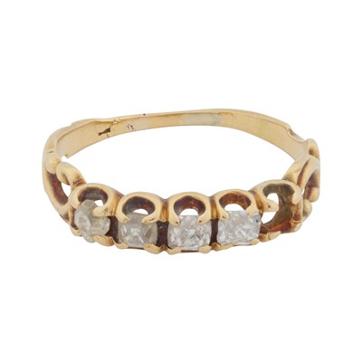 Lot 157 - A four stone diamond ring