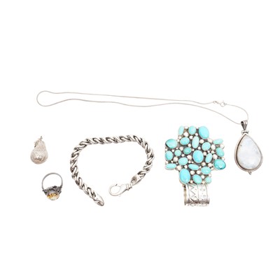 Lot 132 - A collection of silver jewellery