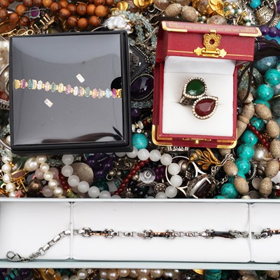 Lot 478 - A collection of silver, gemstones, and costume jewellery