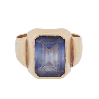 Lot 22 - A synthetic sapphire ring