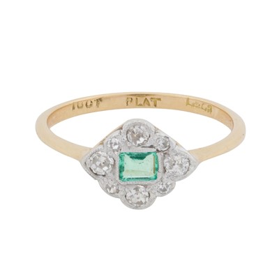 Lot 465 - An emerald and diamond ring