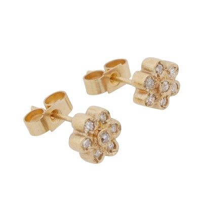 Lot 174 - A pair of diamond stud earrings