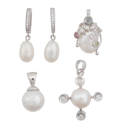 Lot 98 - A pearl jewellery group
