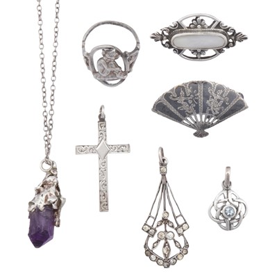 Lot 121 - A collection of silver jewellery