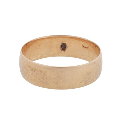 Lot 352 - A band ring