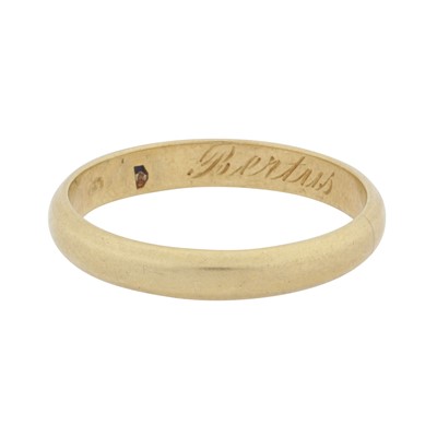 Lot 354 - A band ring
