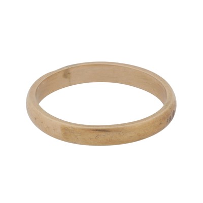 Lot 359 - A band ring