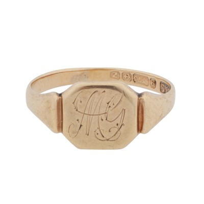 Lot 301 - A monogrammed signet ring